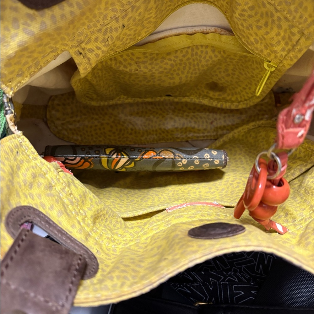 Chic Floral Shoulder Bag - Yellow and Brown 3 piece Key-Per Fossil Set Like New - Picture 6 of 16